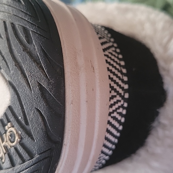 Rarely worn pull on leather sketchers with fsyx fur - Picture 4 of 8